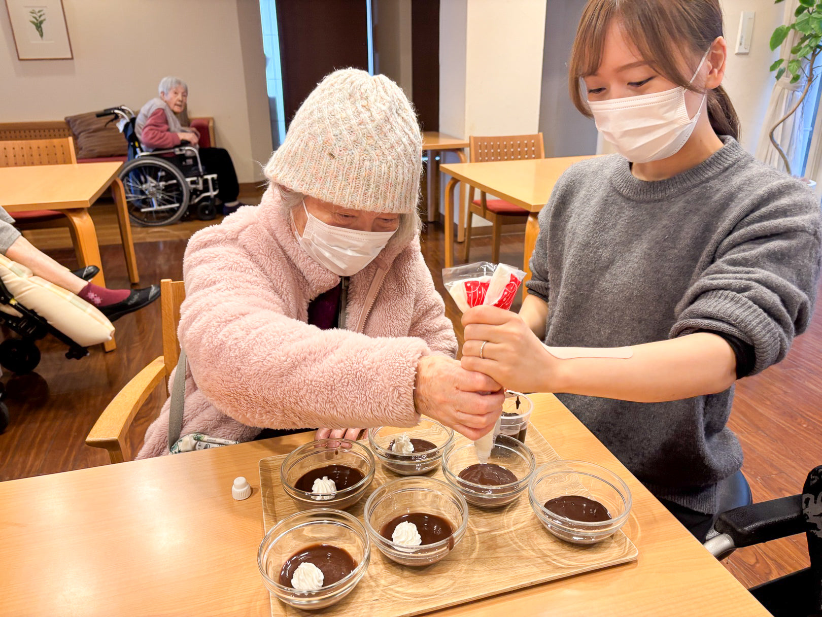 みんなの分だから、頑張らないと ——混ぜるだけで入所者も作れた「弾むショコラ」