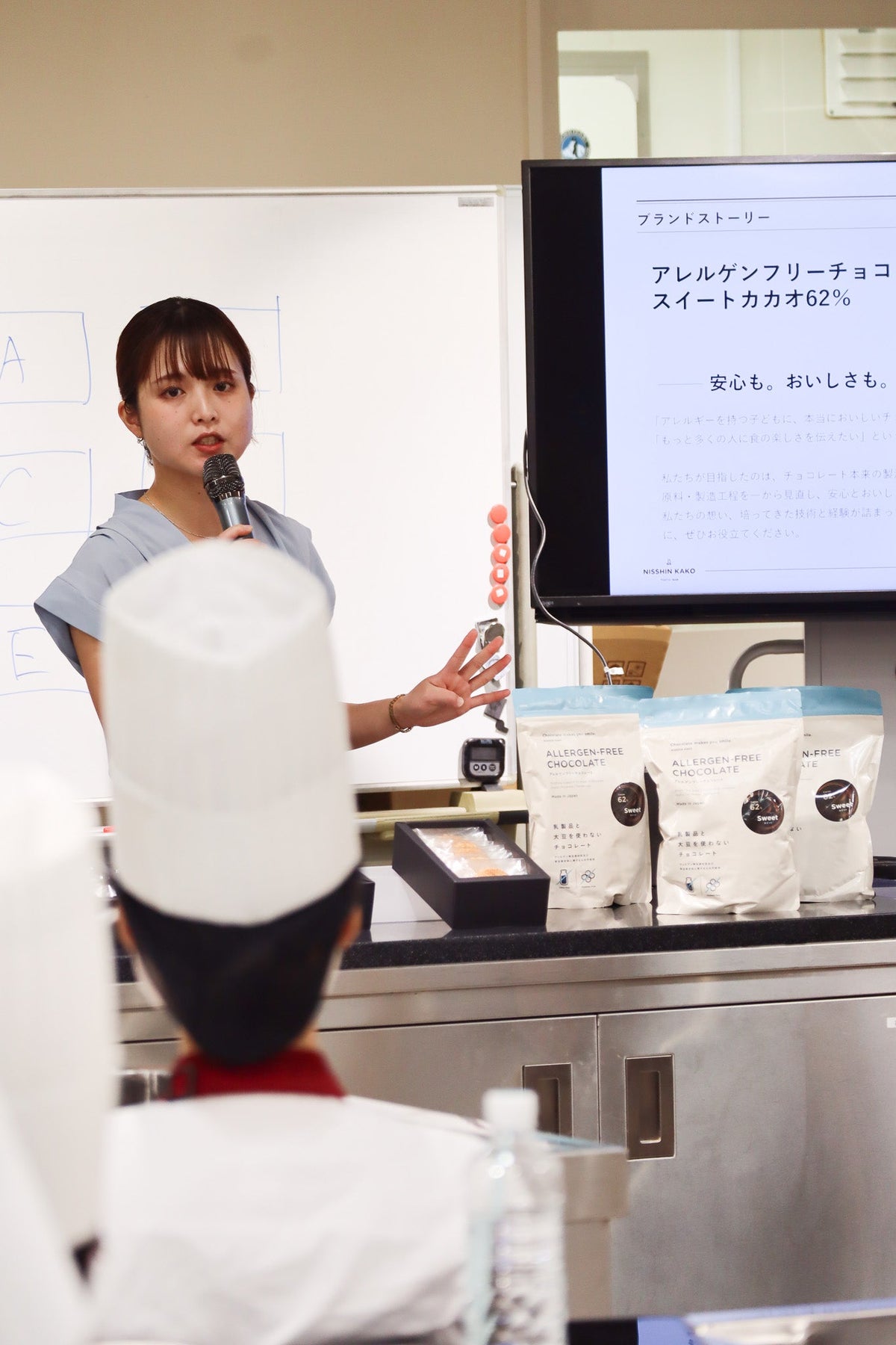 製菓学生が挑む、アレルギー対応と原価高騰。赤堀製菓専門学校でコラボ授業