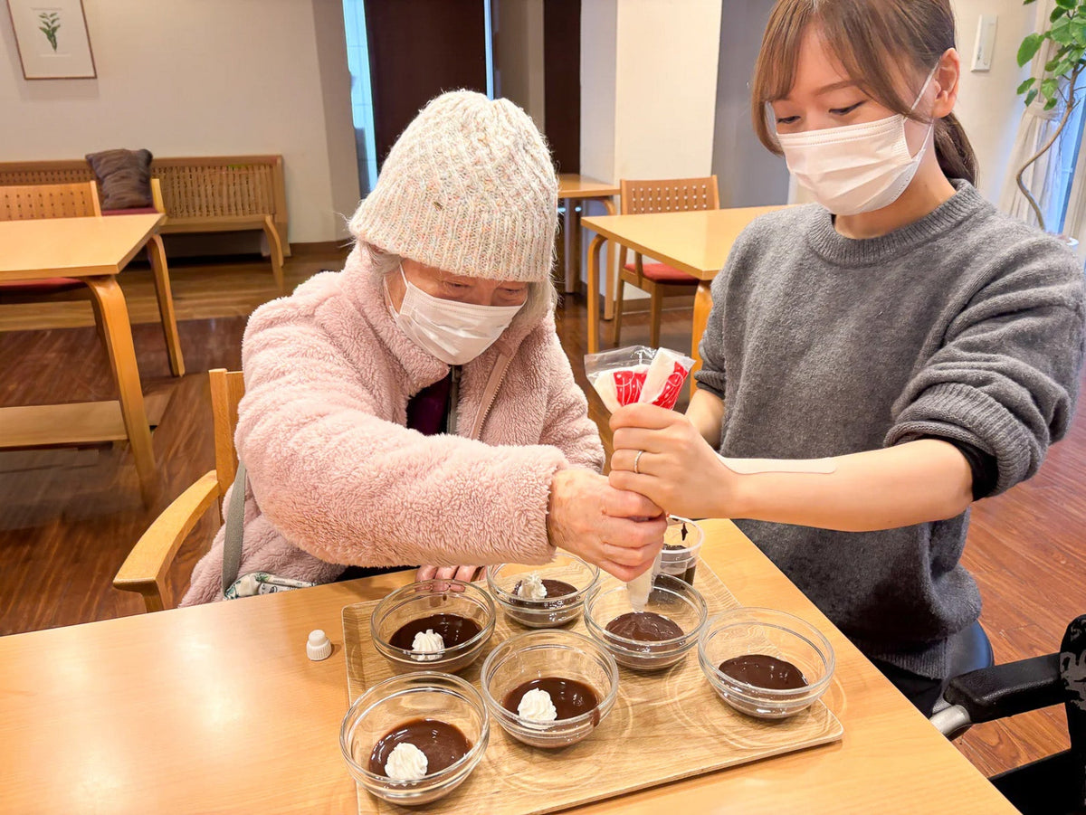みんなの分だから、頑張らないと ——混ぜるだけで入所者も作れた「弾むショコラ」